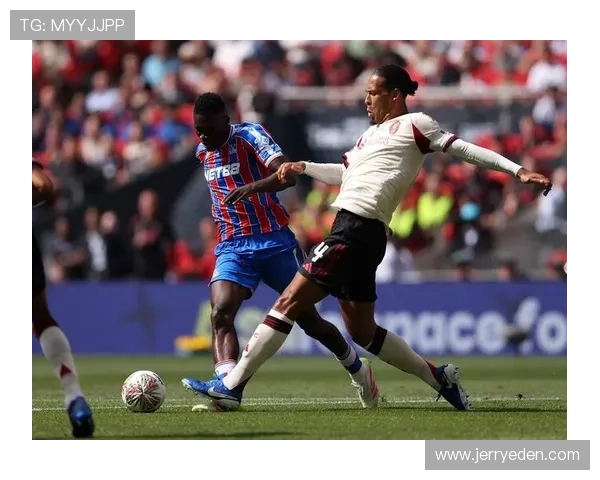 范戴克领衔防线，利物浦在英超赛季中表现稳健，力争再创辉煌