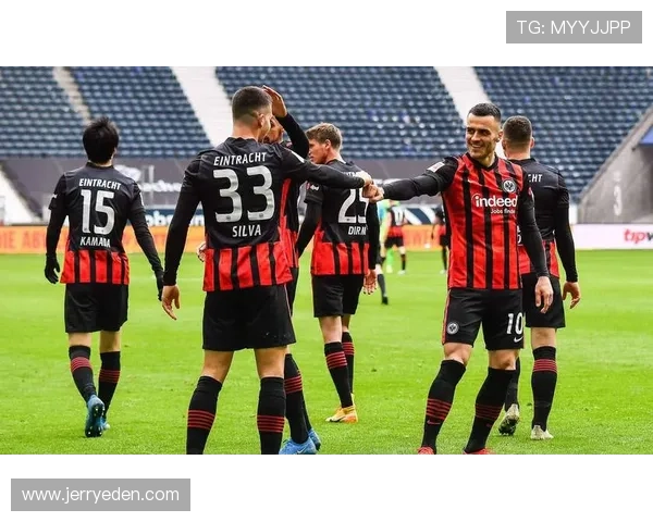 多特防线持续不稳:稳定性问题对球队争冠走势形成制约 多特防线持续不稳:稳定性问题对球队争冠走势形成制约