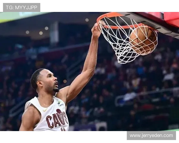 埃文·莫布里利用高效无球跑动拉开防守空间提升内线得分能力